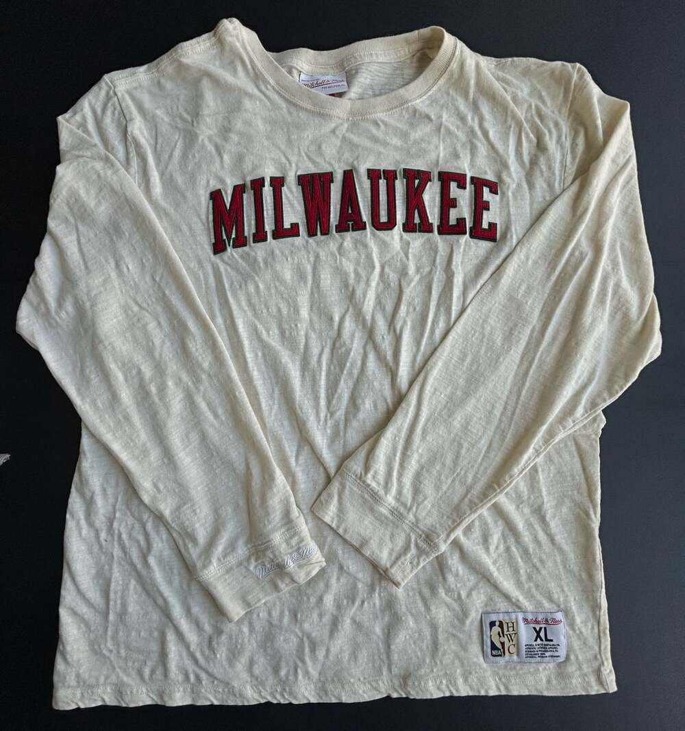 Mitchell & Ness Milwaukee Bucks Hardwood Classics Long Sleeve T-Shirt Size XL